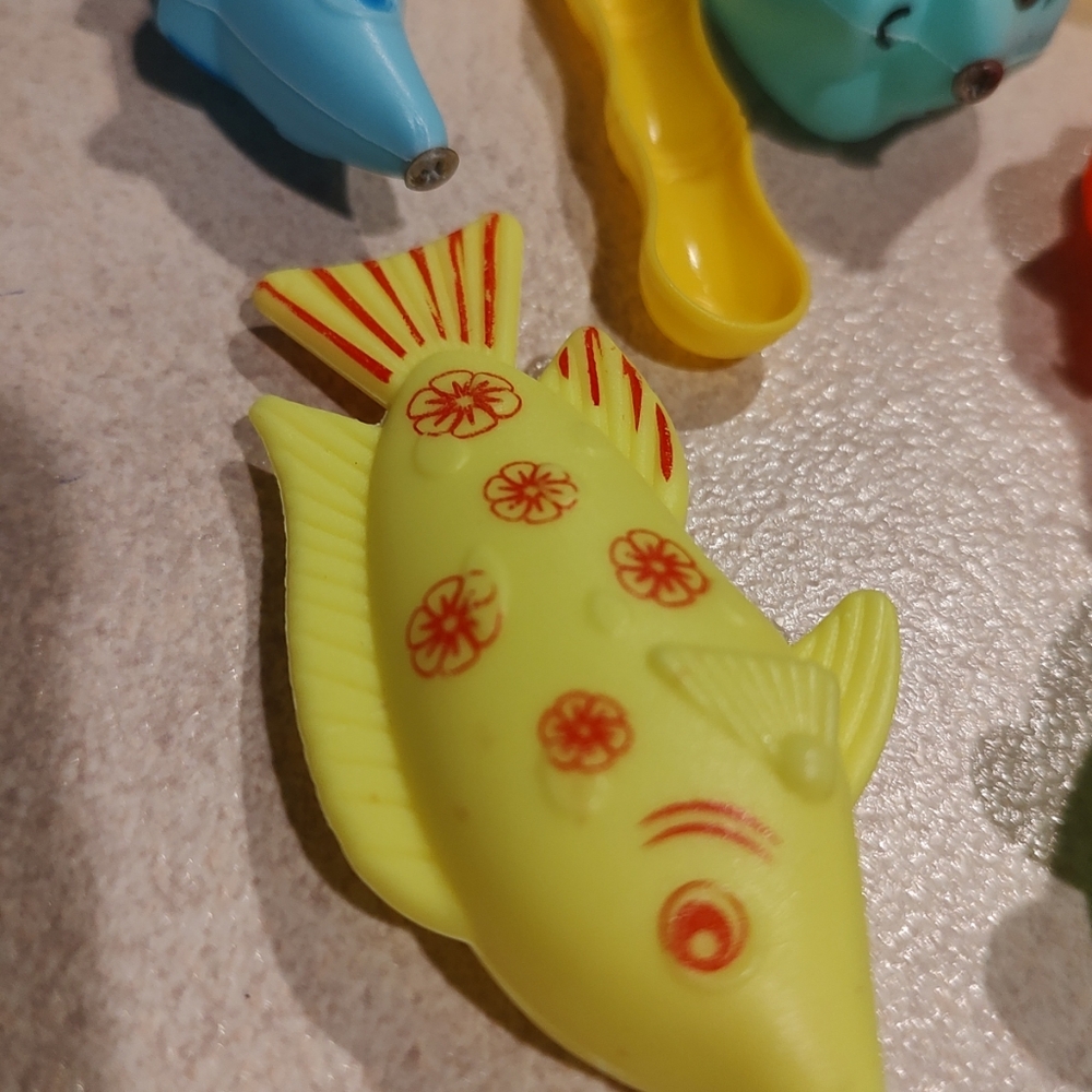 Lot of preschool toys includes 5 magnetic fish and two yellow nets. No rod - Picture 3 of 10